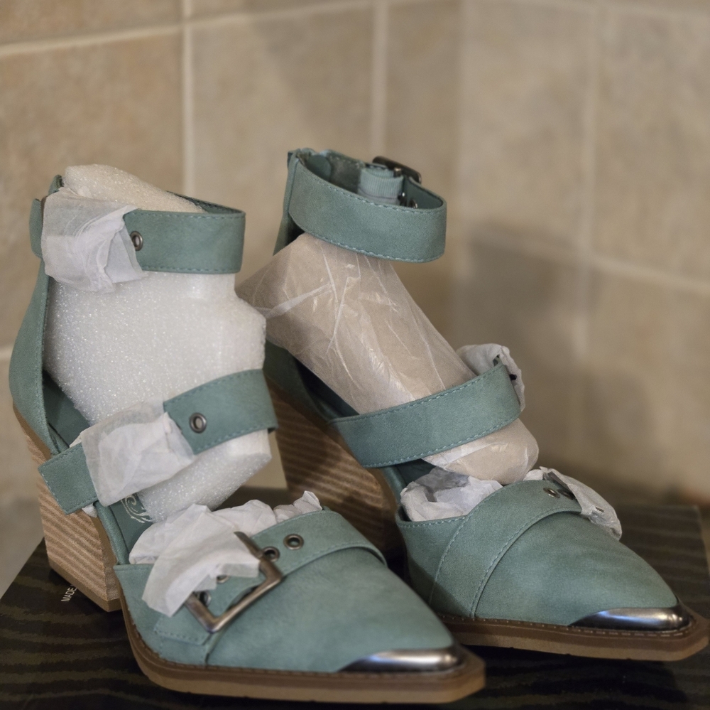 New, Never Worn Very G Blue Heels with Adjustable Straps
